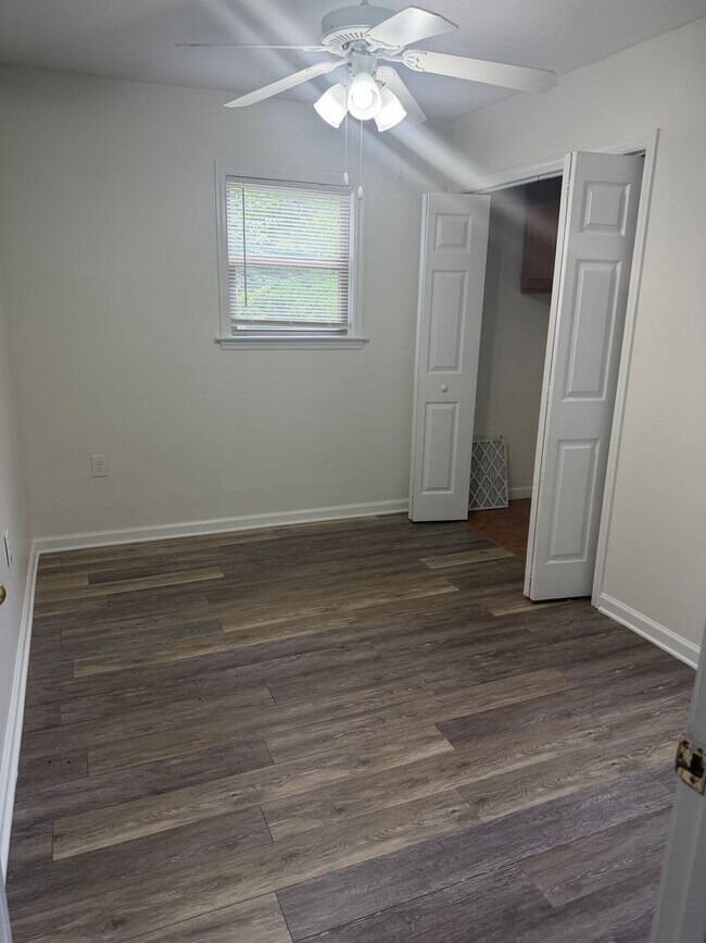 Building Photo - 2 bed one bath great location