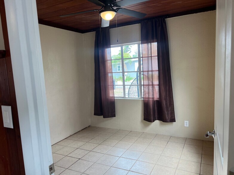 Building Photo - 1806 36th Ave W