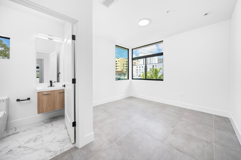 Building Photo - 526 SW 2nd St