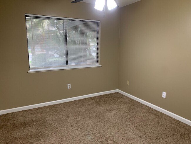 Building Photo - NW Bakersfield home with a pool!