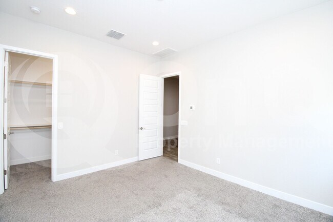Building Photo - 10635 E Tumbleweed Ave