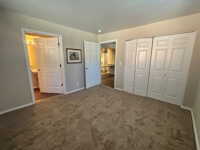 Building Photo - Lower Level SunriverCondominium Unit - Pow...