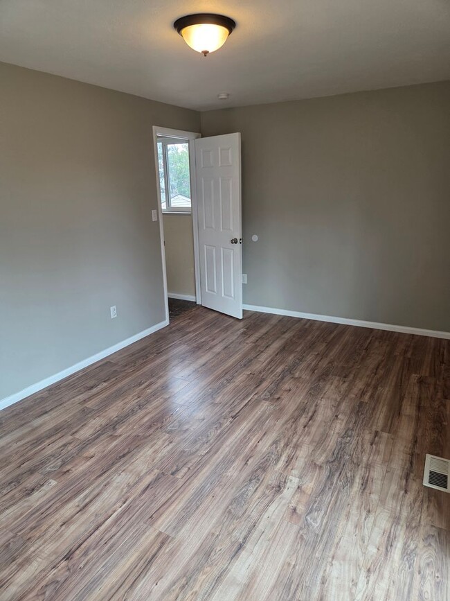 Building Photo - 710 W Cleveland Cir