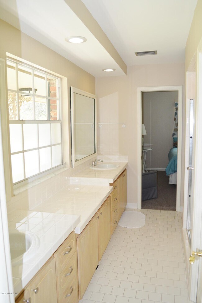 Building Photo - 7540 Hollyridge Rd
