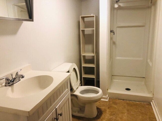 Building Photo - 5 Bedroom House - Walking distance from Ce...
