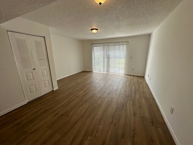 Building Photo - Minutes from UCF & Full Sail – Updated 2 Bedroom Townhome