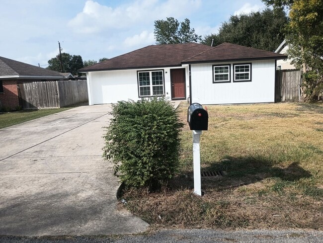 Primary Photo - 3-bedroom, 1-bathroom home located inSouth...