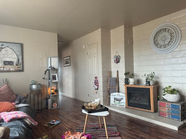 Building Photo - 1725 Sunkist Dr