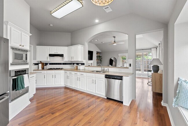 Building Photo - 9305 Donner Ln