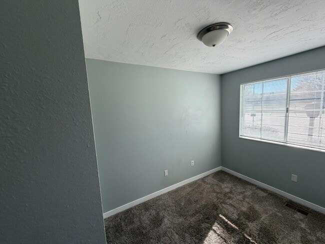 Building Photo - 65 E 600 S