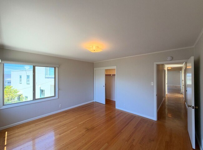 Building Photo - UPDATED HUGE SUNNY 2250sf 3BR+Den/1+2Half BA 2250sf Sunset/UCSF Home VIEWS AVAILABLE NOW