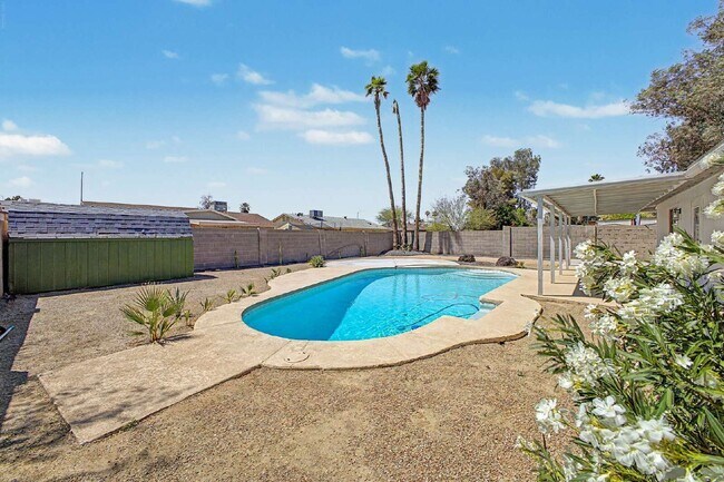 Building Photo - 2303 E Inverness Ave