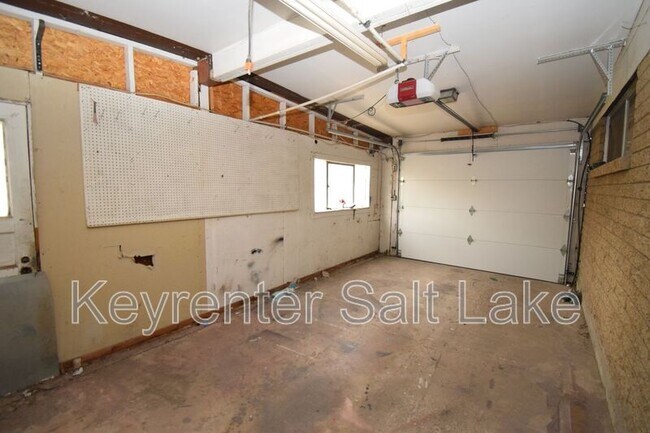 Building Photo - 3215 S 4400 W