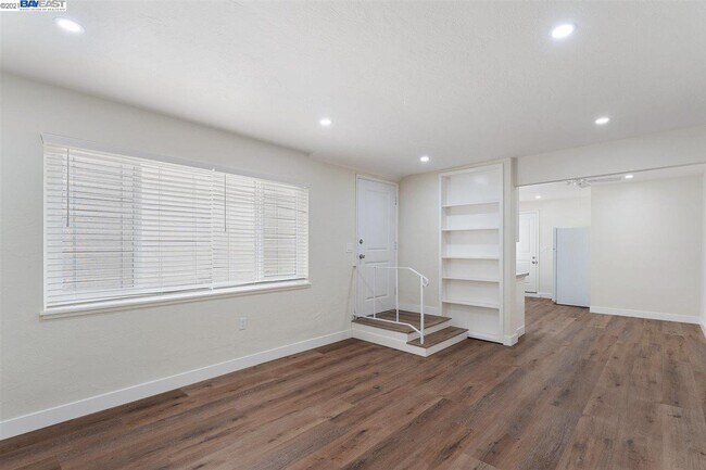 Building Photo - 5478 Vicente Way