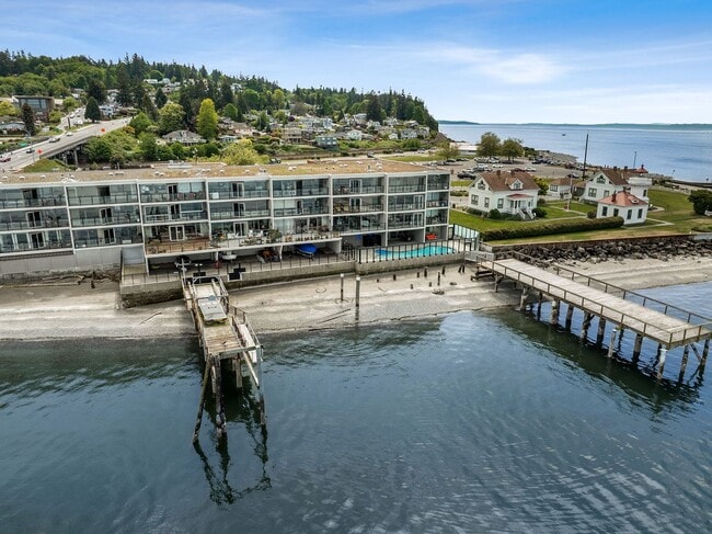 Building Photo - 2 Bedroom 2 Bath Top Floor Corner Unit  wi...