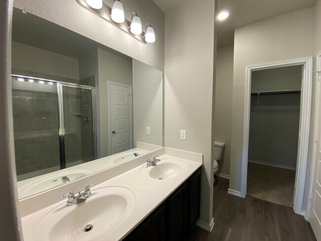 Building Photo - Spacious 4 Bedroom ~ Convenient to JBSA Ra...