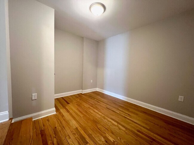 Building Photo - 212 W Burke St