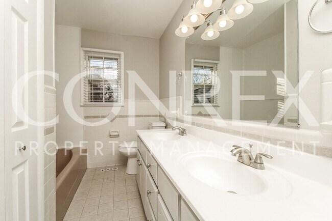 Building Photo - Spacious 3 Bedroom Bungalow in Decatur!