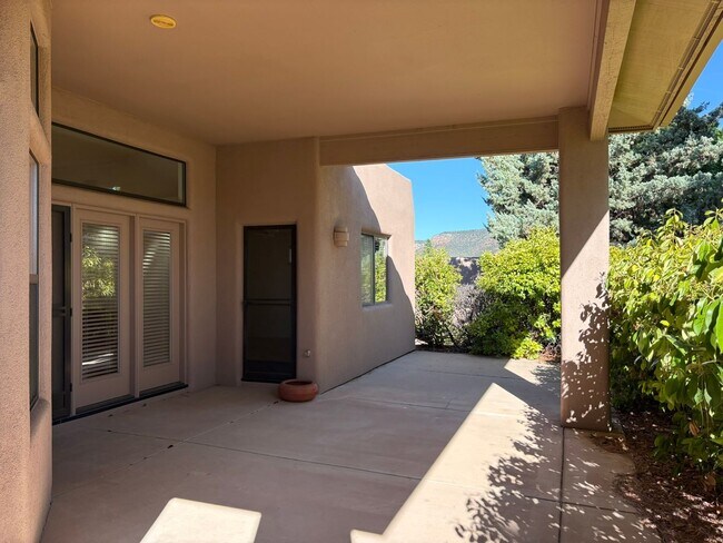 Building Photo - HOUSE-VILLAGE OF OAK CREEK