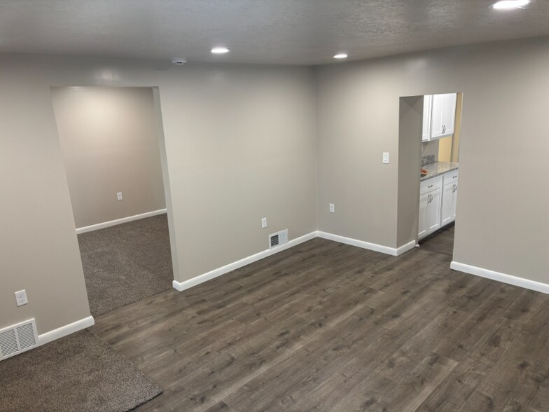 Building Photo - 390 Center St