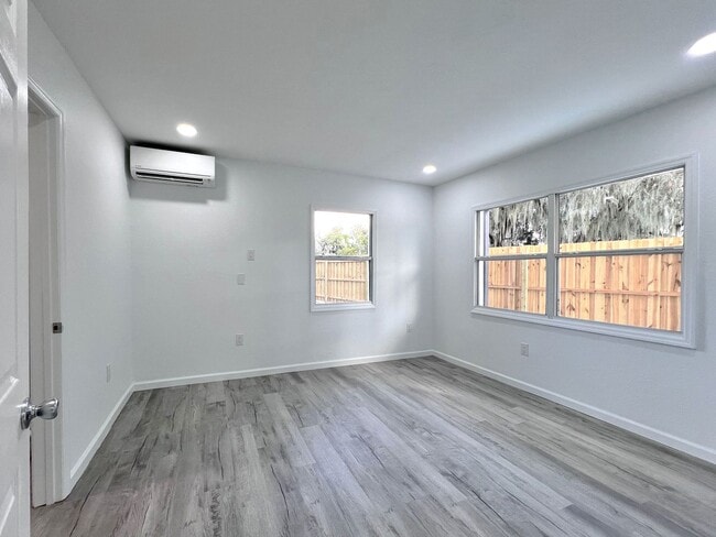 Building Photo - Charming Three-Bedroom Home