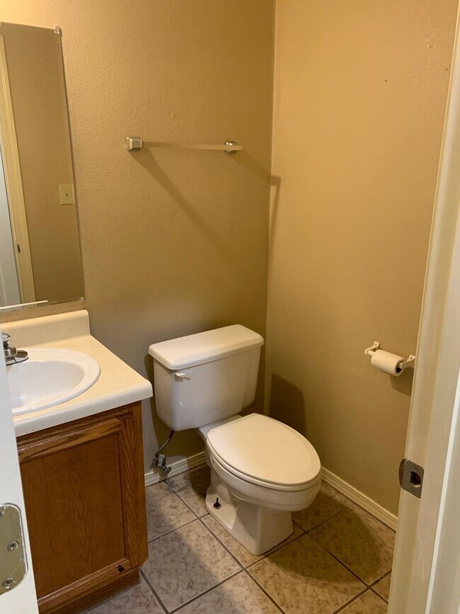 Building Photo - 507 Valley Dr