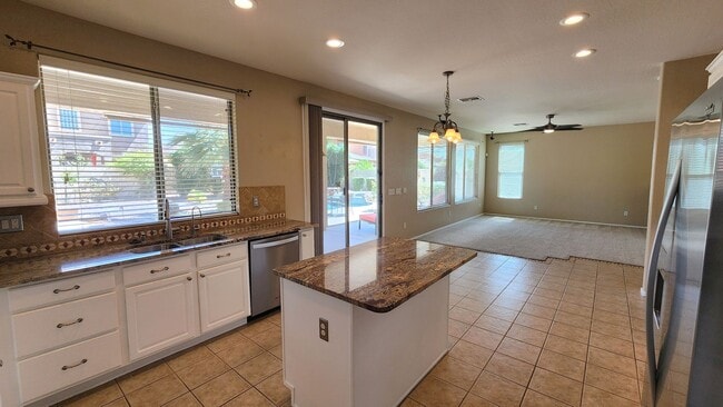 Building Photo - 4 Bedroom Home in the Sun Grooves Communit...