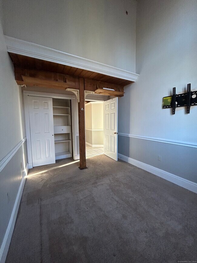 Building Photo - 839 Main St