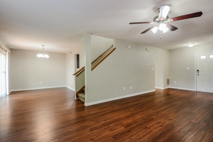 Building Photo - 707 Deer Trail Dr