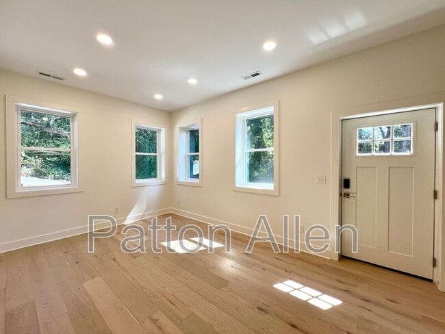 Building Photo - 10 Deaver Park Cir
