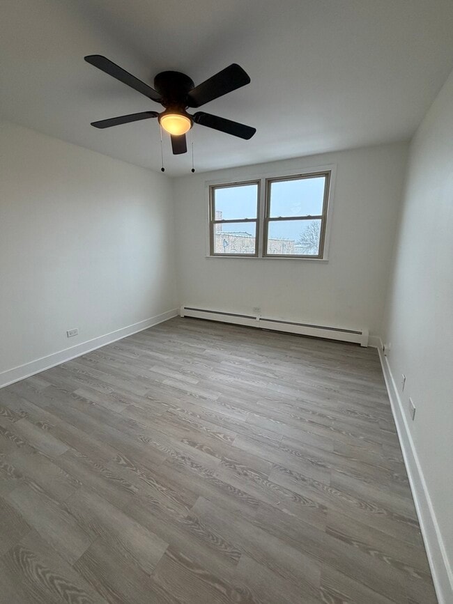 Building Photo - 7200 N Claremont Ave