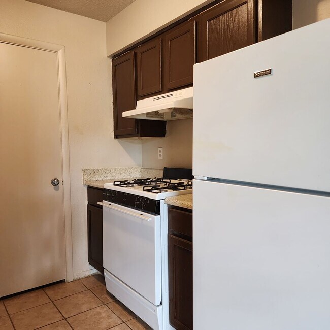 Building Photo - 2BR 1BA - $800/m & $500 deposit