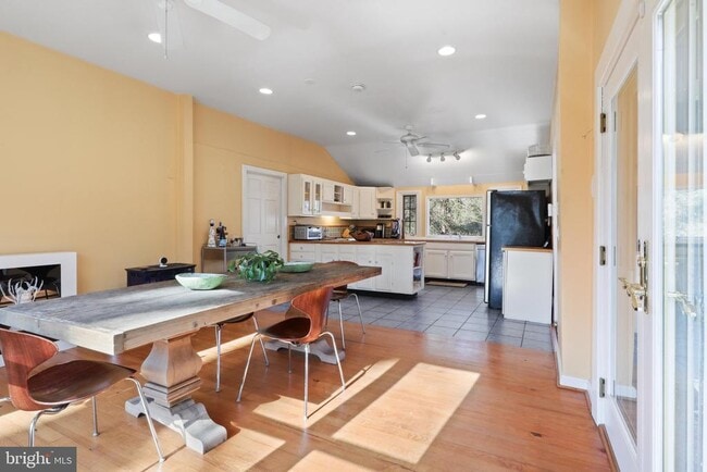 Building Photo - 206 Grove Ave