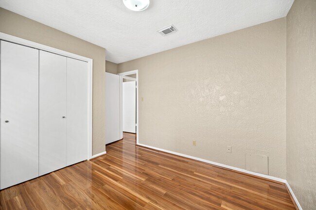 Building Photo - 16019 Mission Village Dr