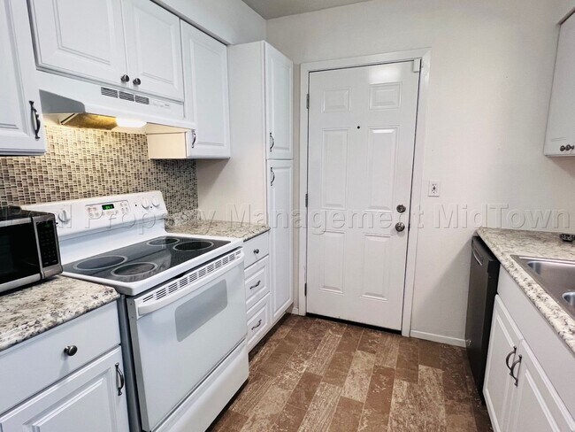 Building Photo - Charming 2 bedroom 1-bathroom Duplex unit features a prime location