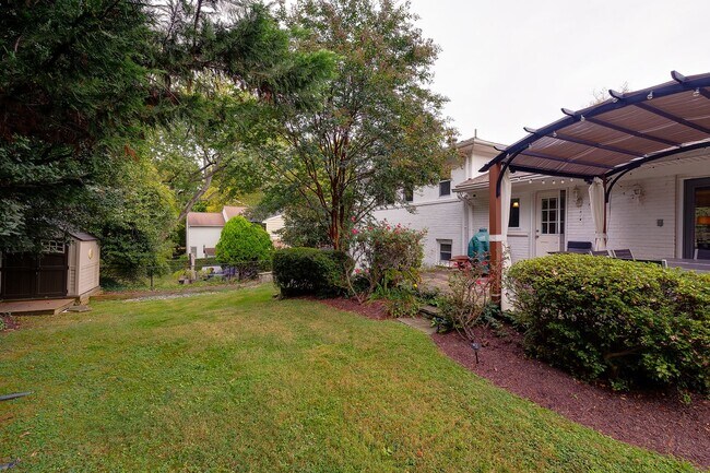 Building Photo - Furnished, Detached Home in Bethesda Alta ...