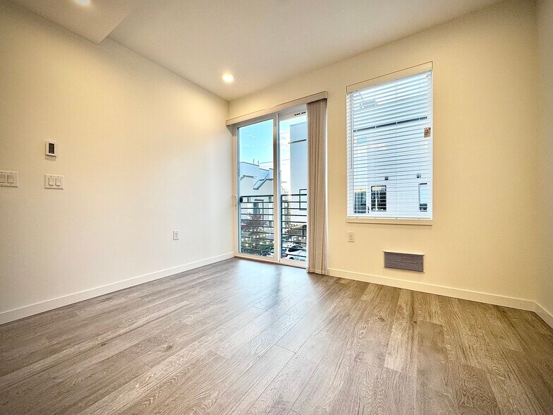 Building Photo - 212 18th Ave
