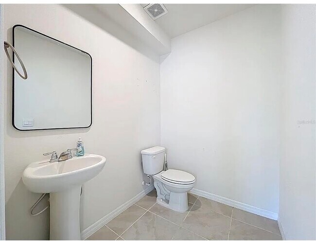 Building Photo - 2553 Shamrock St