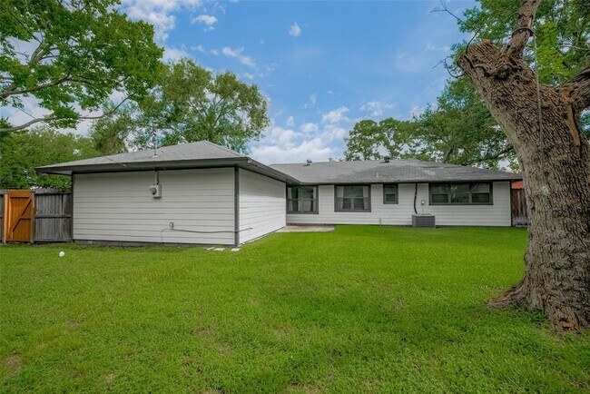 Building Photo - 8057 Ridgeview Dr
