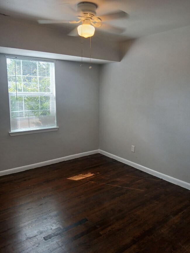 Building Photo - 4 Bedrooms and 1 Bath Near Hwy 75 and Fore...