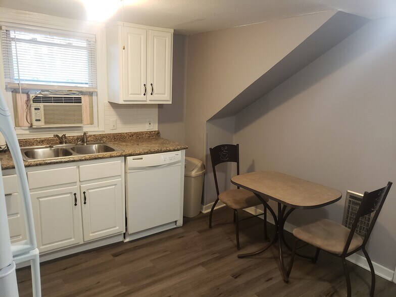 Kitchen with table and dishwasher - 1107 Acklen Ave