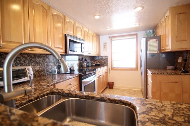 Building Photo - REEF CONDO DIRECT OCEAN FRONT