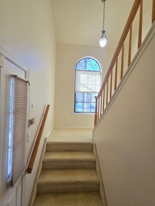 Building Photo - Commuter's delight! Spacious 2nd fl: 2-bed, 2-bath condo with fireplace, washer & dryer & off-str...