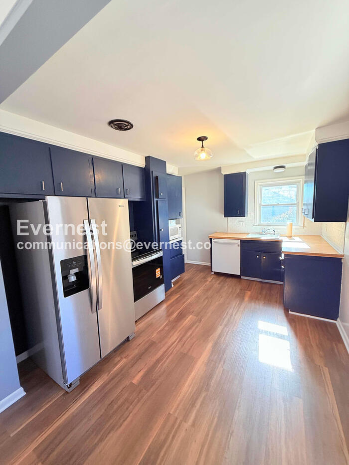 Building Photo - 165 W Baker Ave