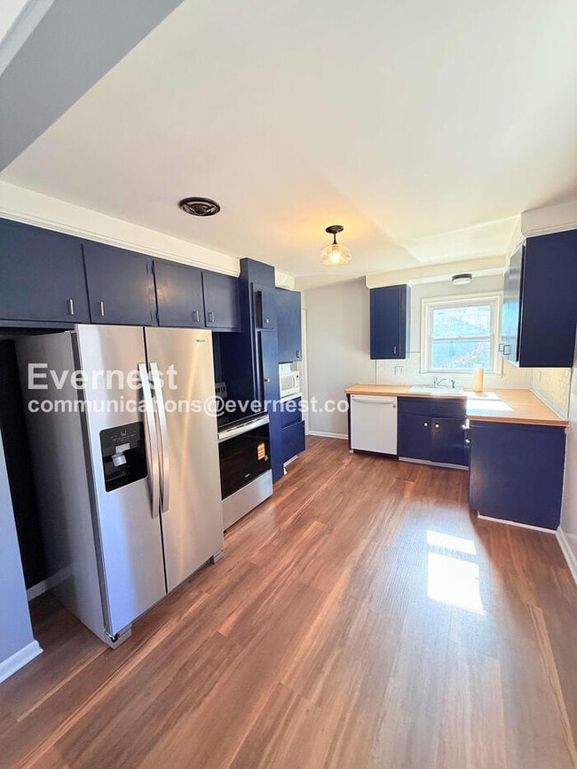 Building Photo - 3 Bed/1 Bath Home with Fenced Yard / Pet-Friendly / Vouchers Accepted / Available Now!