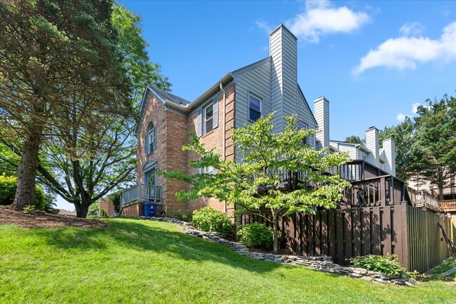 Building Photo - Stunning End-Unit Townhouse with Golf Cour...