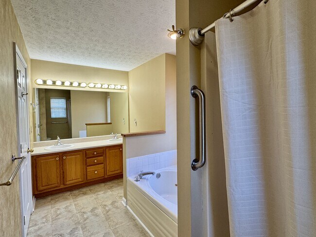 Building Photo - 174 Depew Dr