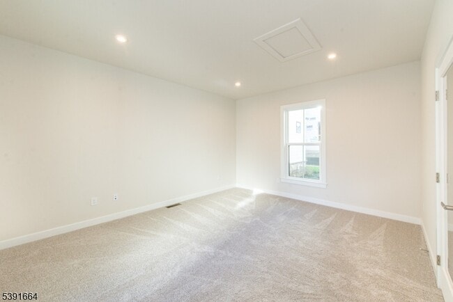 Building Photo - 14 Willow Ln