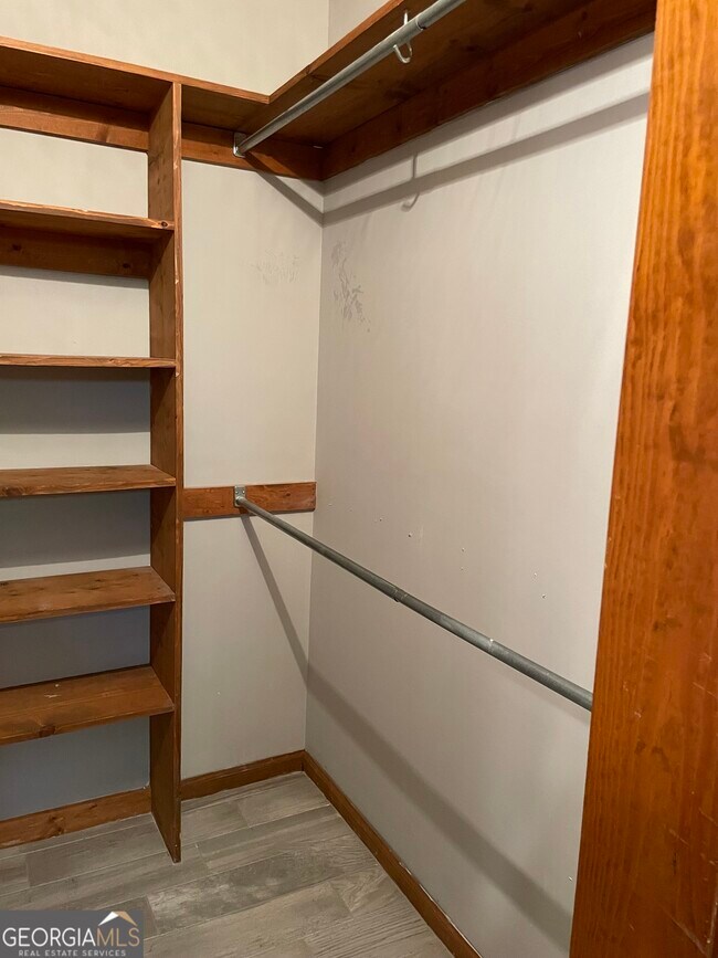 Building Photo - 211 N Woodvalley Dr