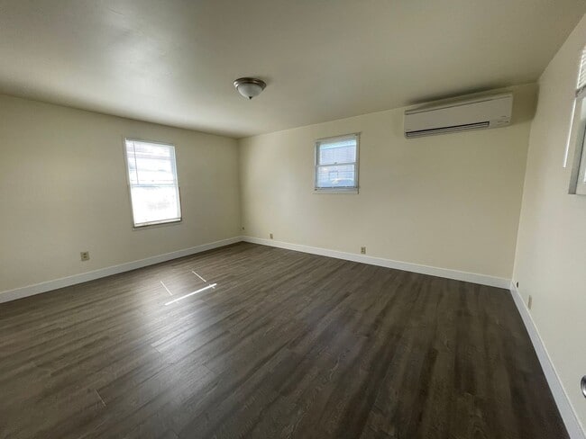 Building Photo - 3 bedroom 1 1/2 bath newly remodeled Roseb...